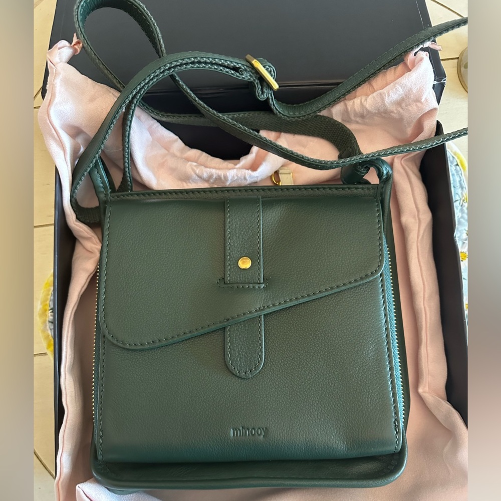 Dark green real leather unique Minooy purse with many compartments new in box